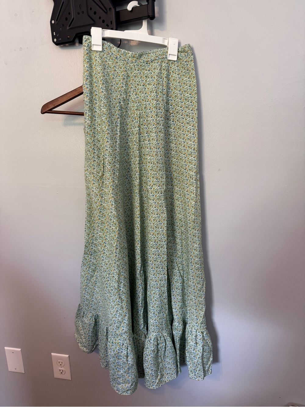 Vintage 1970s Light Green Floral Maxi Prairie Skirt - Women's Flowing Ruffle Hem
